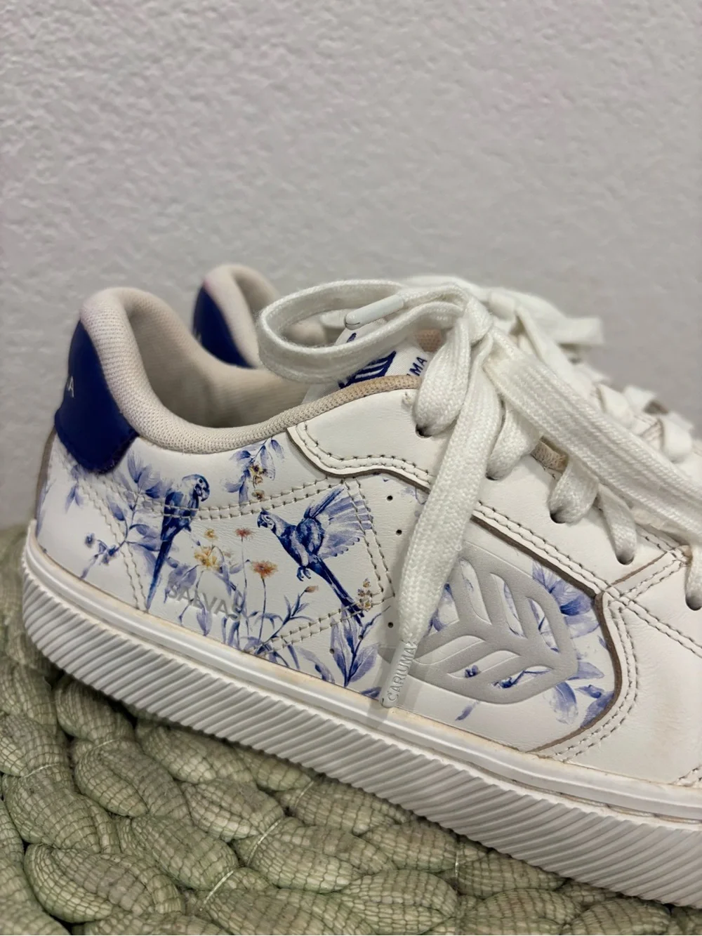 Cariuma Salvas White Leather with Blue Parrot Floral Accent Sneakers Size 9